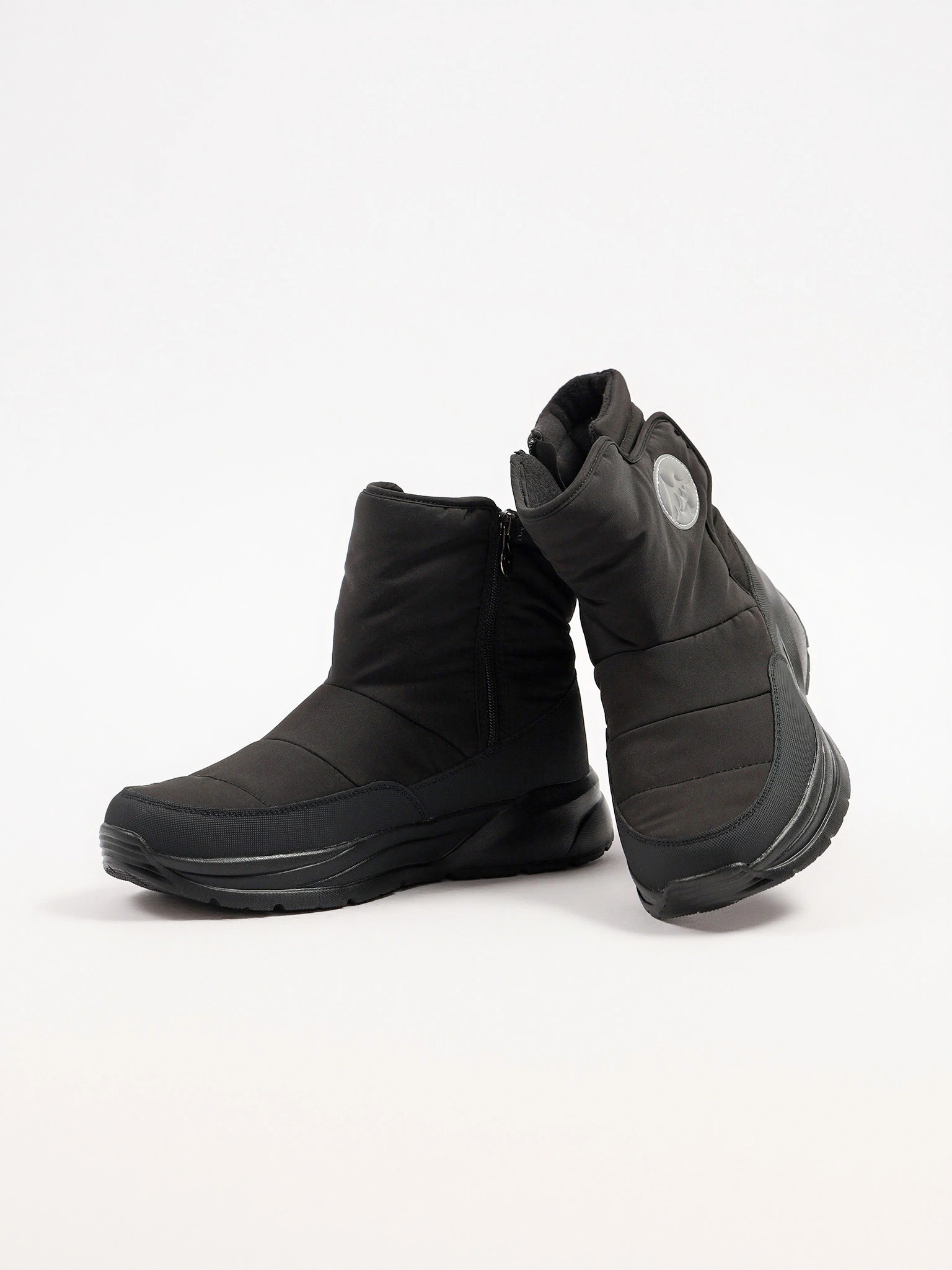 Дутики текстильные черного цвета на средней подошве